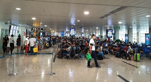 Vé máy bay vẫn còn dồi dào nhưng mức giá rẻ hiện đã cháy hàng trong dịp Tết Nguyên đán Tân Sửu 2021. (Ảnh: Việt Hùng/Vietnam+).