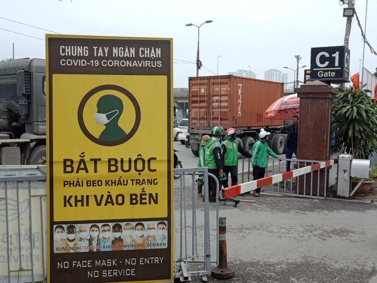 Ngay từ lối vào bến xe đã để một tấm biển lớn nhắc nhở người dân đeo khẩu trang. 
