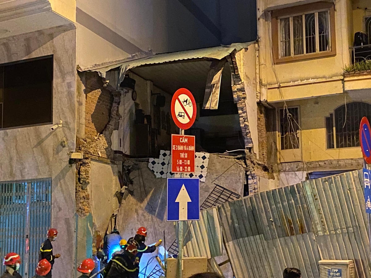 Mảng tường đổ sập.