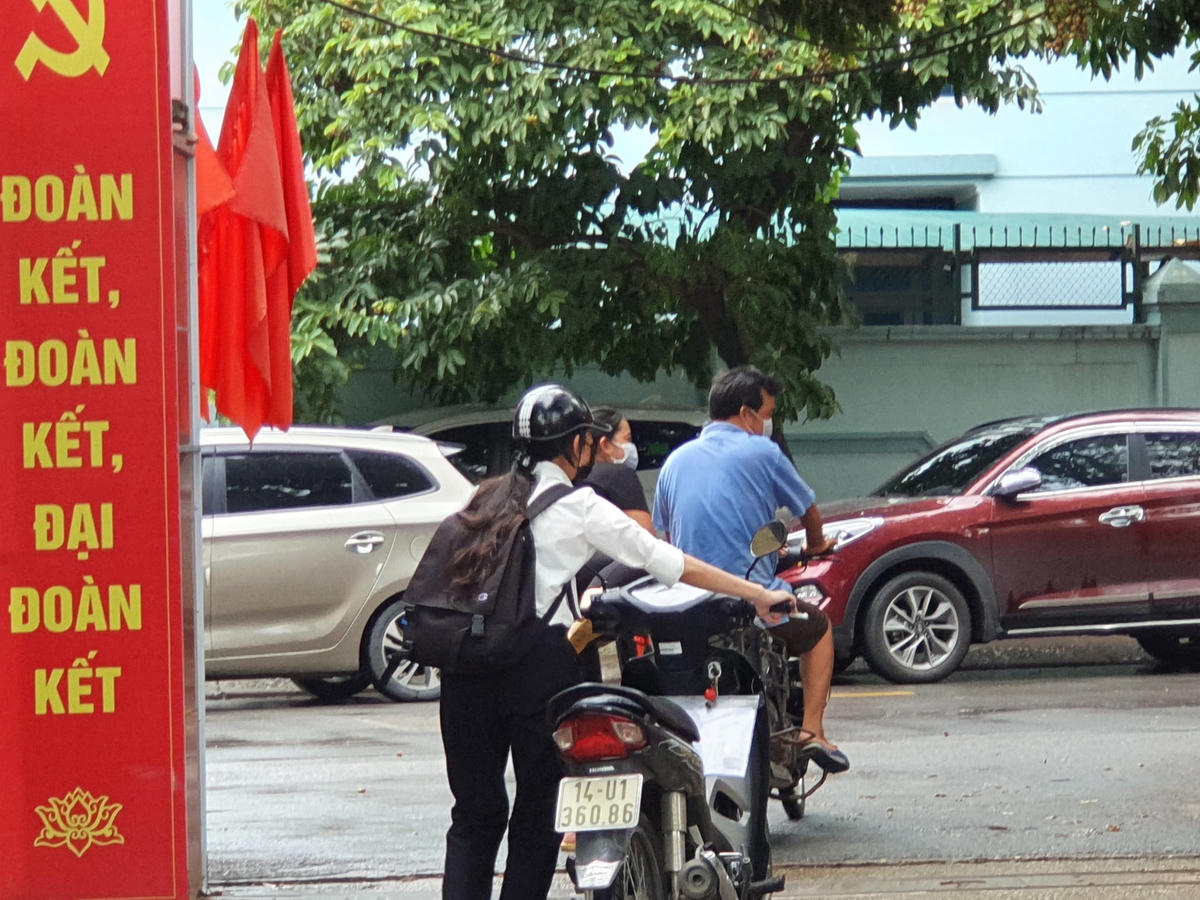 Nhiều người phải ra về vì không nắm rõ các quy định.