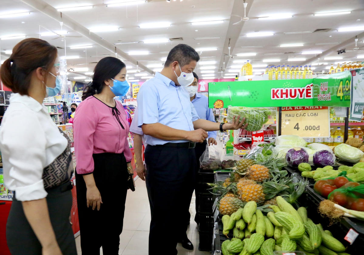 Phó Chủ tịch UBND Thành phố Nguyễn Mạnh Quyền kiểm tra thực tế tại Siêu thị Lan Chi, huyện Chương Mỹ.