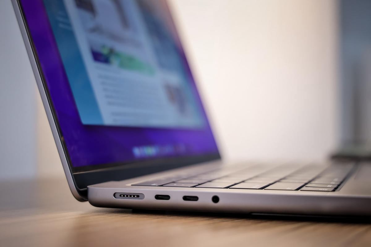 Cận cảnh MacBook Pro 'tai thỏ' tại Việt Nam, giá hơn 50 triệu đồng