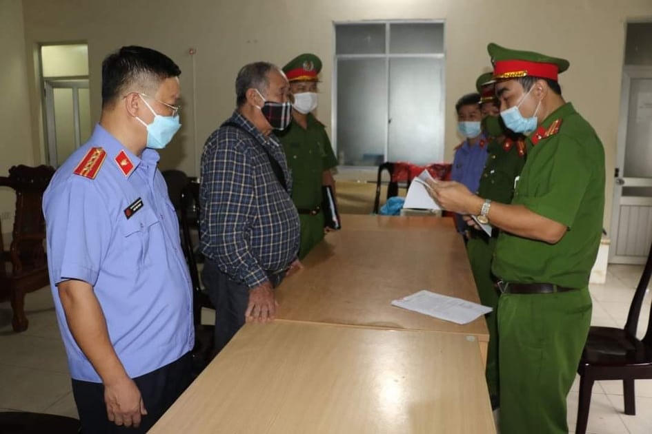 Ông Nguyễn Đình Khang, Trưởng ban quản lý dự án Khu đô thị Minh Khang nghe cơ quan công an tống đạt quyết định khởi tố.