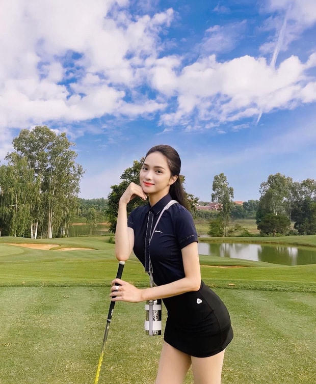 Không cầu kỳ như Hiền Hồ, phong cách thời trang tại sân golf của Hoa hậu Hương Giang nổi bật với vẻ ngoài đơn giản, thời thượng. 