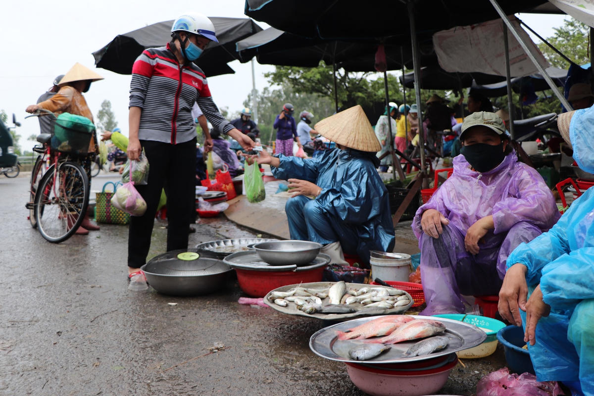 Một góc chợ Tam Kỳ sau lũ.