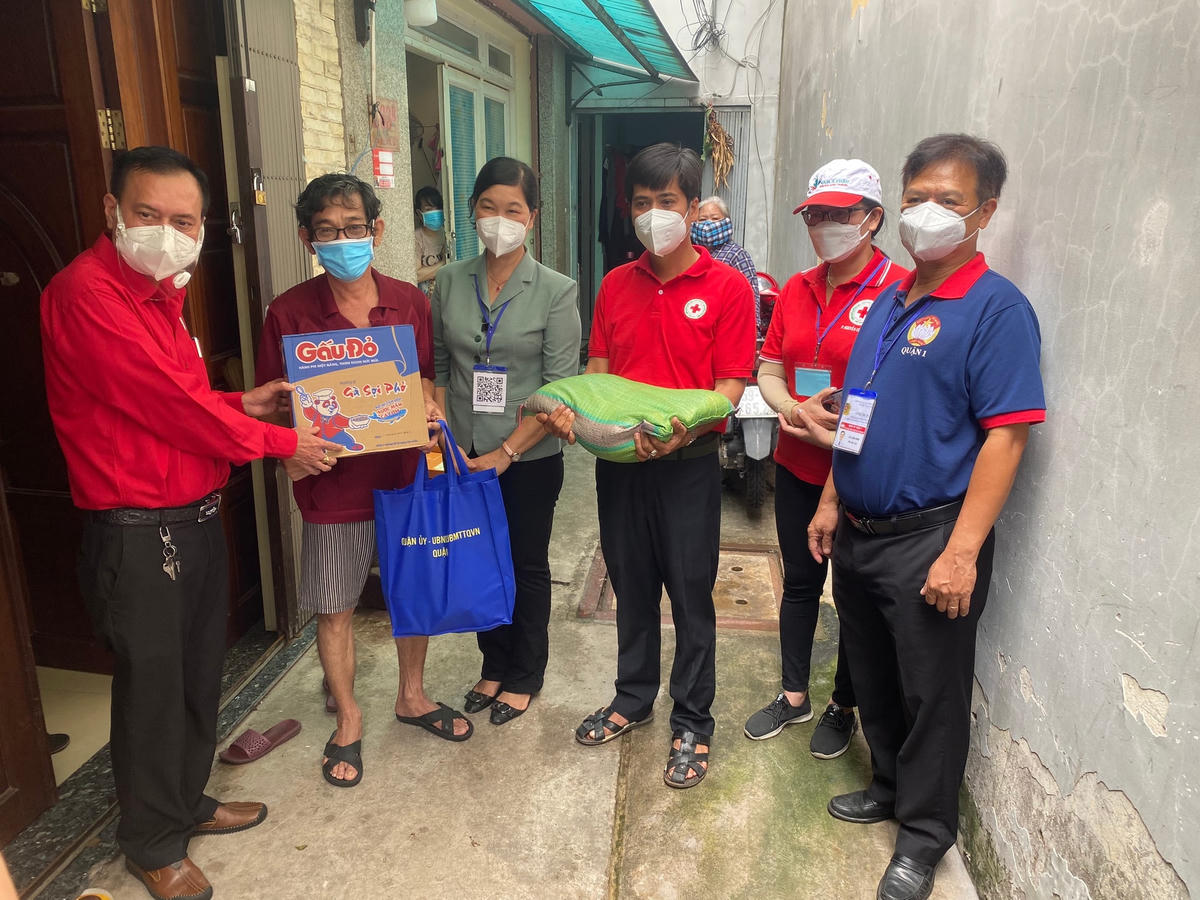 Phần quà gồm 10kg gạo, 1 thùng mì, khẩu trang và các nhu yếu phẩm hằng ngày.