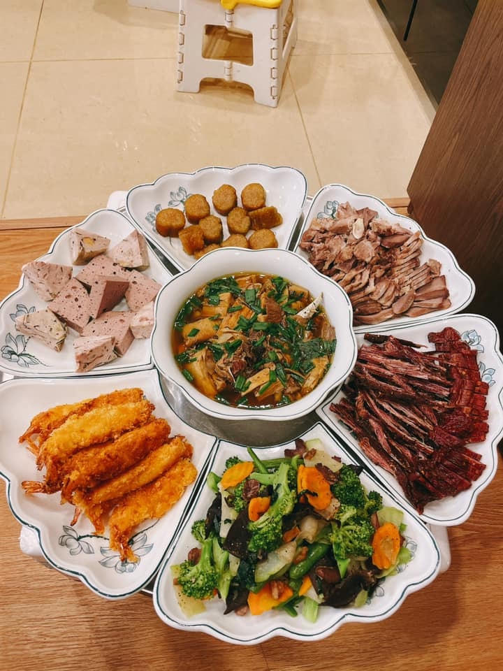 Nhiều nhà đầu tư hẳn bộ bát đĩa "xịn xò" để mâm cơm tất niên thêm phần hấp dẫn này.