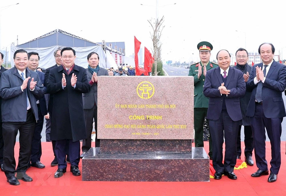 Thủ tướng Nguyễn Xuân Phúc và lãnh đạo Thành phố Hà Nội thực hiện nghi thức gắn biển "Công trình chào mừng Đại hội Đảng toàn quốc lần thứ XIII". (Ảnh: Thống Nhất/TTXVN)