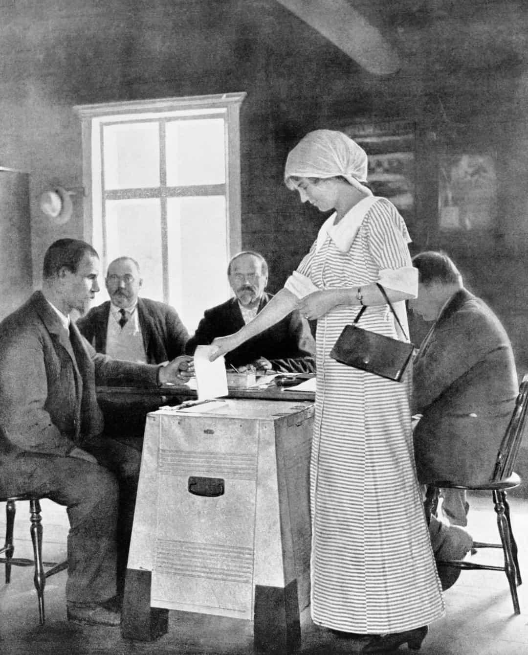 Phụ nữ được trao quyền bầu cử ở Phần Lan vào năm 1906.