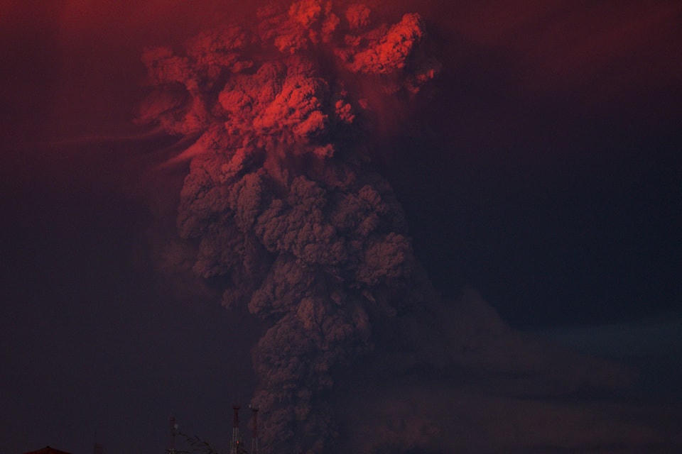 ​30. Khói và tro từ núi lửa Calbuco, nhìn từ thành phố Puerto Montt, vào ngày 22 tháng 04 năm 2015.Ảnh Sergio Candia / Reuters. 