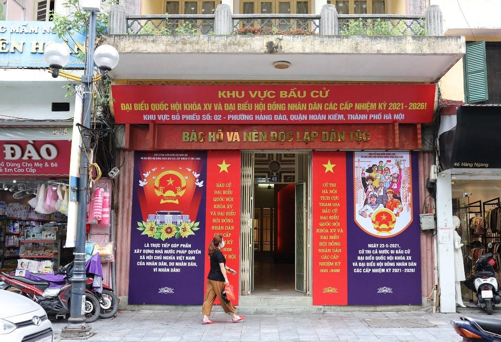 Khu vực bỏ phiếu tại ngôi nhà lịch sử 48 phố Hàng Ngang (Hà Nội) được trang hoàng rực rỡ trước ngày bầu cử Ảnh: Đăng Anh.