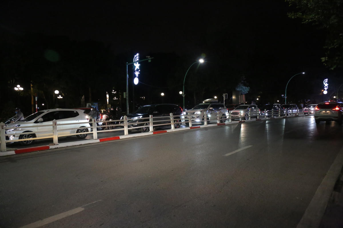 Trước diễn biến phức tạp của dịch Covid-19, UBND TP Hà Nội quyết định sẽ dừng bắn pháo hoa đêm giao thừa . Do vậy, đường phố vắng vẻ hơn nhiều so với mọi năm, người dân ra đường luôn đeo khẩu trang, tránh tụ tập đông người.