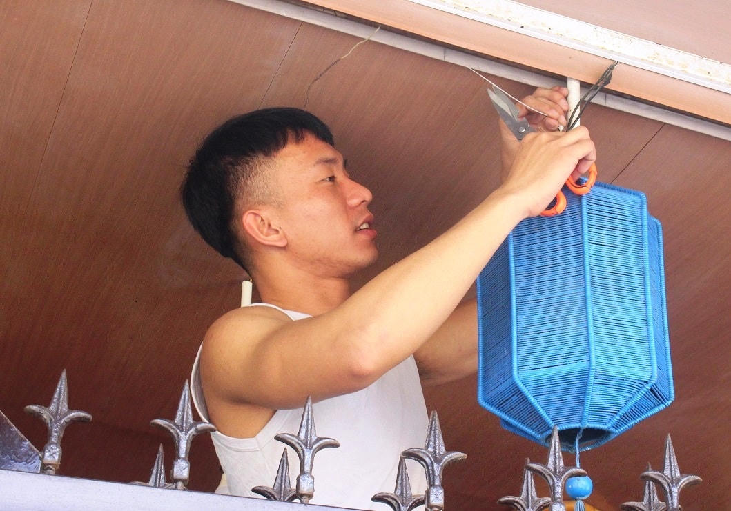 Anh Phạm Tấn Tài trang trí nhà cửa để chuẩn bị đón Tết.