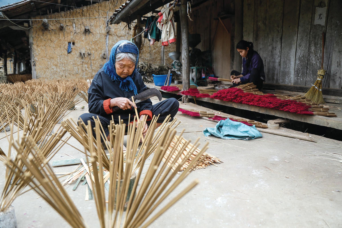Chẻ tre (hoặc cây mai) thành nan nhỏ, vót sạch, phơi khô làm que hương.