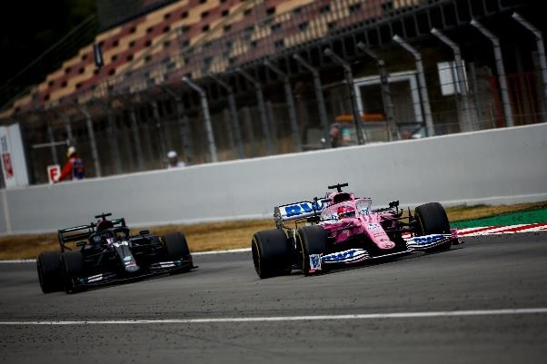 Khoảnh khắc xe của Valtteri Bottas (Mercedes) bị xe của Lance Stroll (Racing Point) dẫn trước