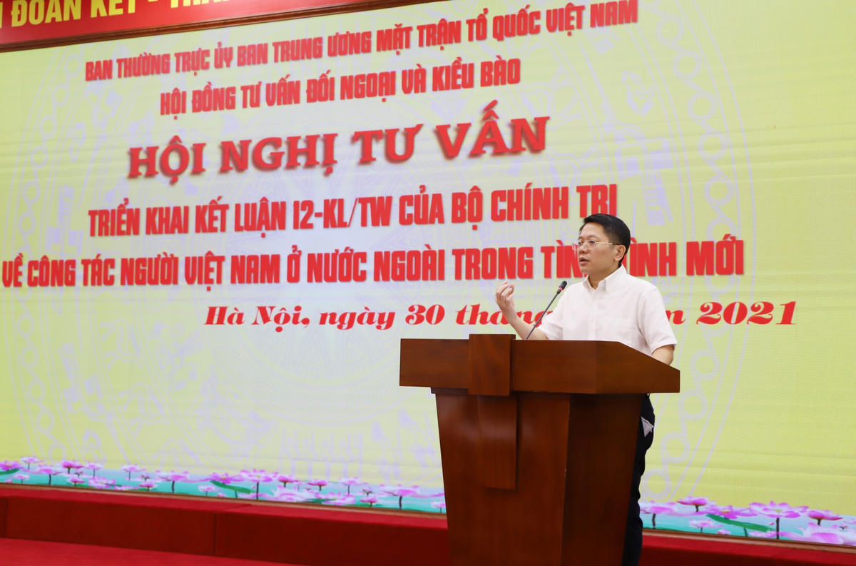 Ông Ngô Trịnh Hà, Phó Chủ nhiệm Ủy ban Nhà nước về người Việt Nam ở nước ngoài thông tin về các nội dung cơ bản của Kết luận số 12-KL/TW của Bộ Chính trị.