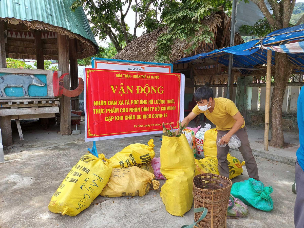 Người dân Nam Giang góp lương thực, thực phẩm ủng hộ vùng có dịch (Ảnh namgiang.quangnam.gov.vn)