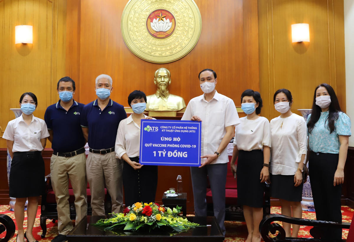 Phó Chủ tịch Phùng Khánh Tài tiếp nhận ủng hộ Quỹ vaccine phòng, chống Covid-19 từ Công ty Cổ phần hệ thống kỹ thuật ứng dụng (ATS) 