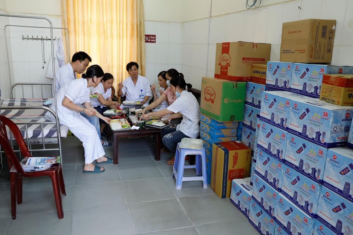 Bữa cơm trưa của các cán bộ, nhân viên y tế thị trấn Yên Lạc, Vĩnh Phúc. Ảnh: Quang Vinh.