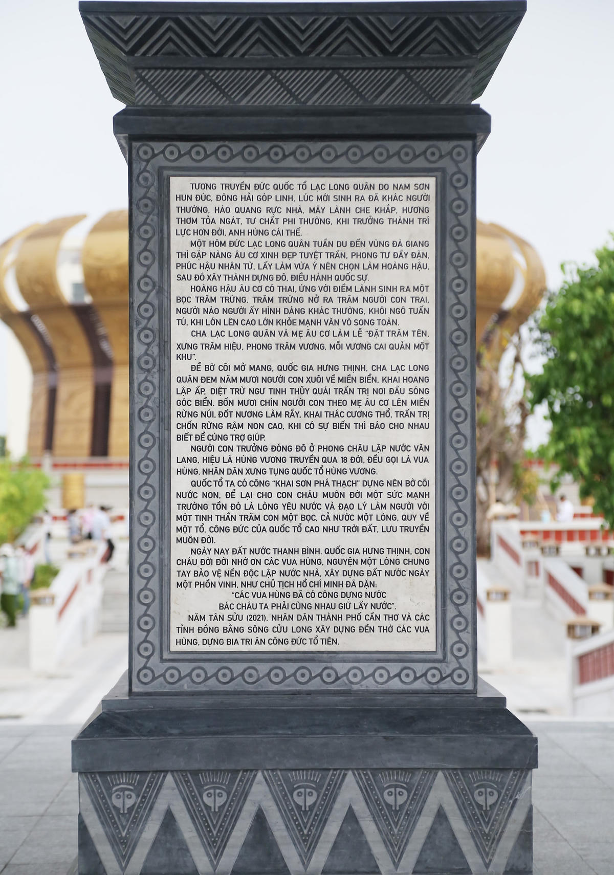 Tấm bia ghi khắc khái quát lại nội dung lịch sử thời đại Vua Hùng và lịch sử hình thành công trình đền thờ Vua Hùng…