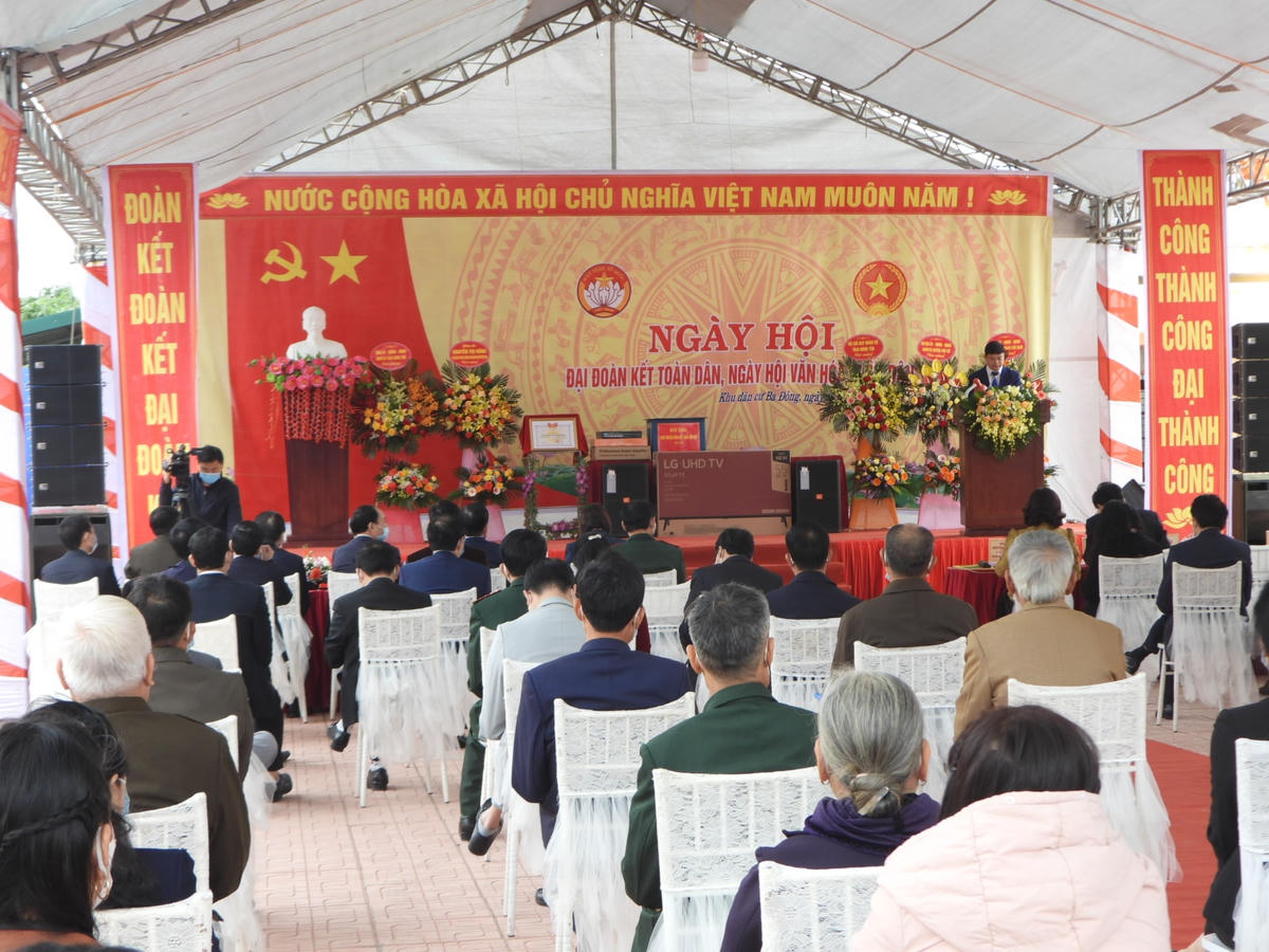 Đông đảo người dân thôn Ba Đông đến dự Ngày hội Đại đoàn kết toàn dân tộc với khí thế hồ hởi, vui mừng.