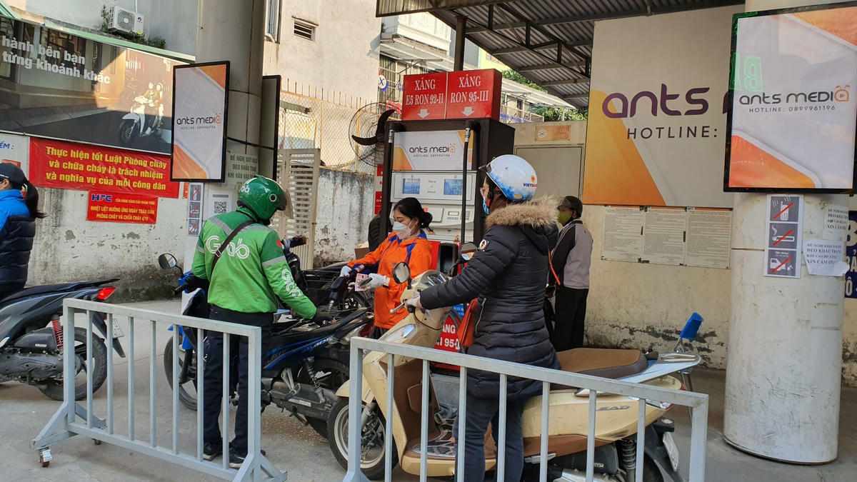 Giá xăng tăng cao khiến nhiều lái xe công nghệ lao đao.