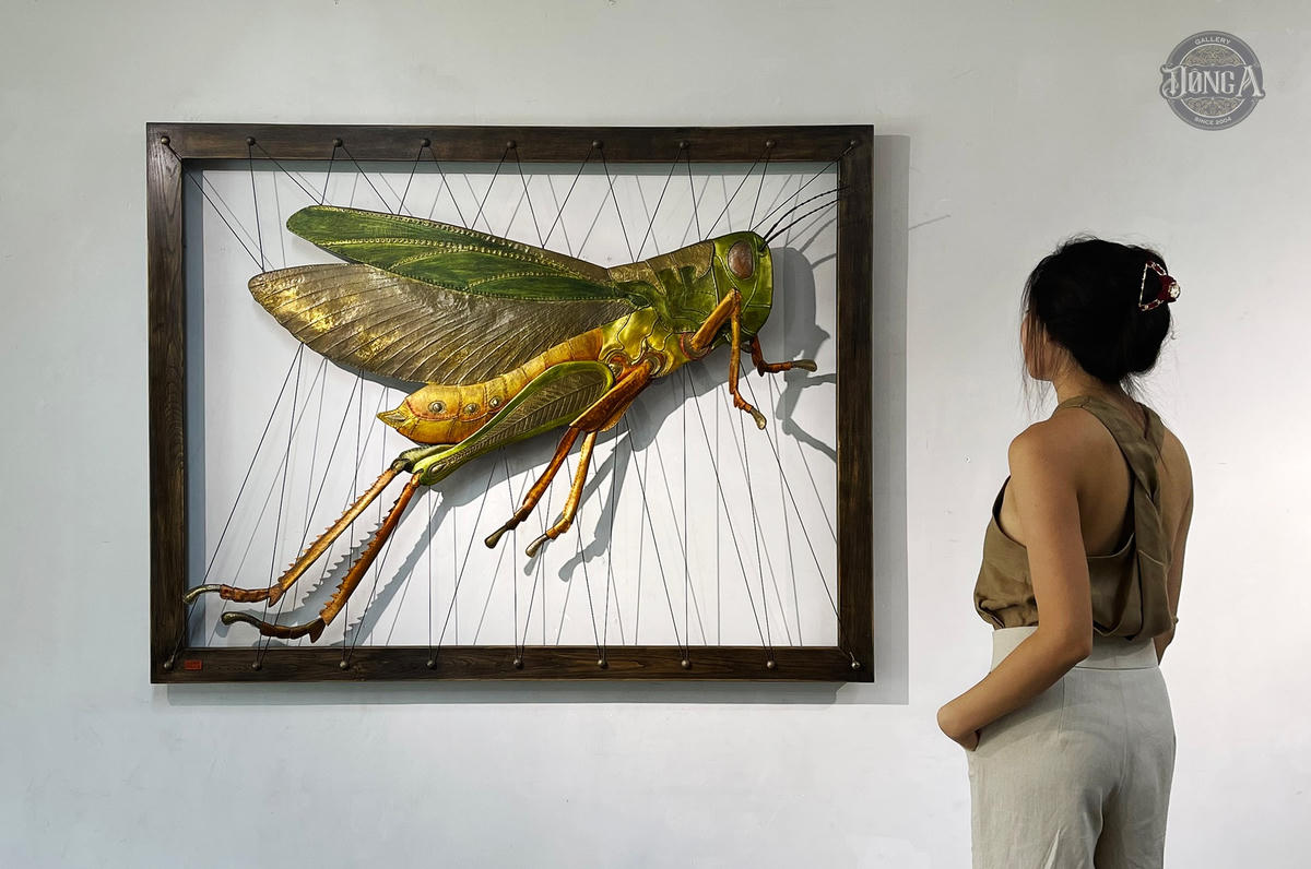 Tác phẩm "Châu chấu" đang được trưng bày tại Đông A Gallery.