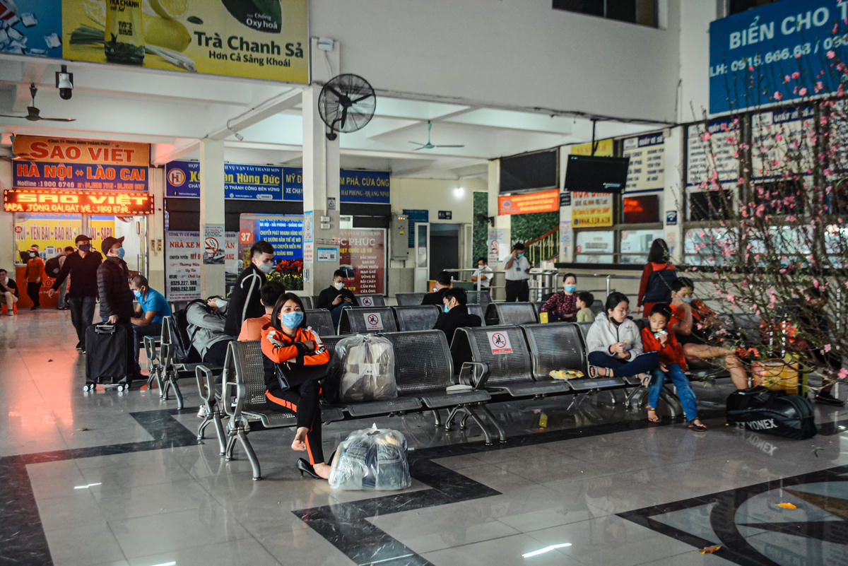 Thông thường, những ngày này năm trước, lượng khách về quê sẽ rất đông, đặc biệt là từ ngày 27 đến hết ngày 29 Tết. Tuy nhiên, năm nay do ảnh hưởng của dịch Covid-19, số hành khách vào các bến khá thưa thớt.