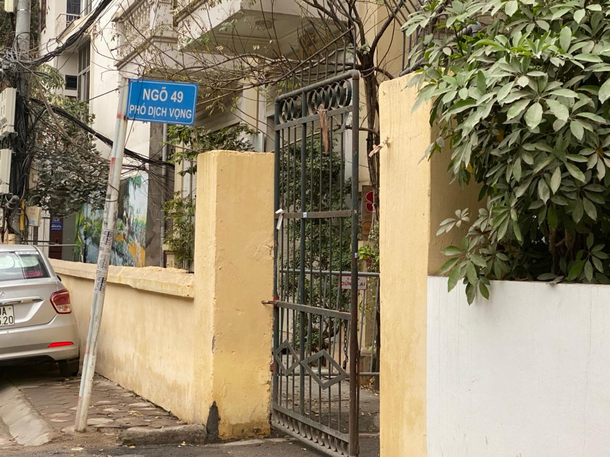 Khu vực sinh sống của nhà bệnh nhân đã được dựng rào chắn. (Ảnh: Lan Anh).
