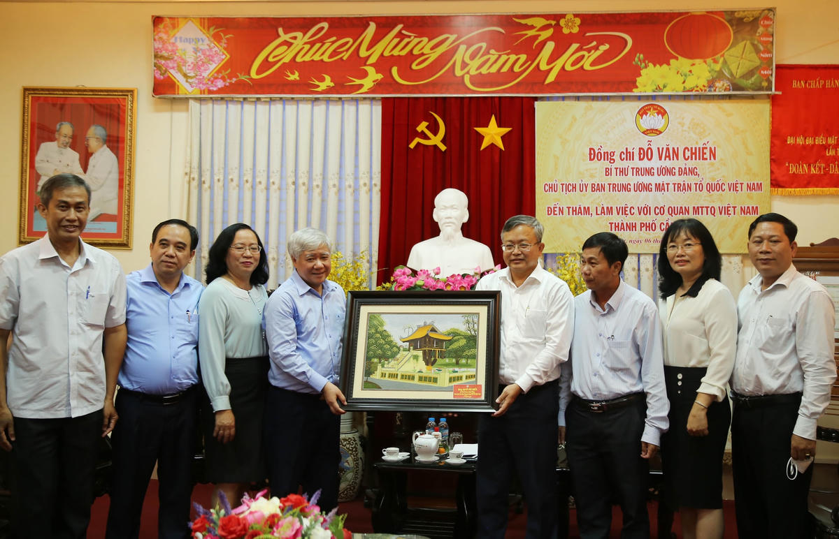 Chủ tịch Đỗ Văn Chiến tặng bức tranh Chùa Một Cột cho Ban Thường trực Ủy ban MTTQ Việt Nam TP Cần Thơ.