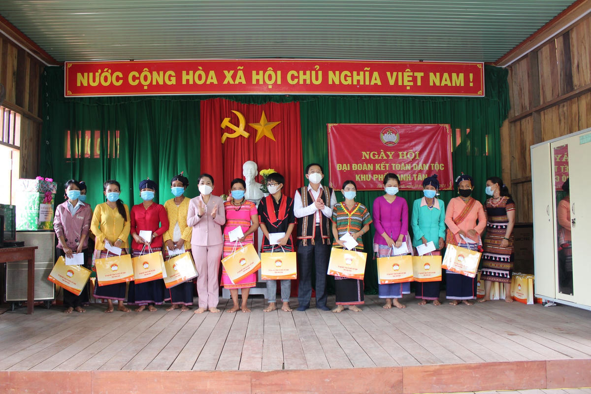 Bí thư Tỉnh ủy Hồ Quốc Dũng và Chủ tịch Ủy ban MTTQ Việt Nam tỉnh Bình Định trao quà cho các hộ nghèo khu phố Canh Tân, thị trấn Vân Canh. 