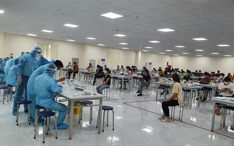 Lấy mẫu xét nghiệm Covid-19 cho công nhân KCN Vân Trung (Bắc Giang).