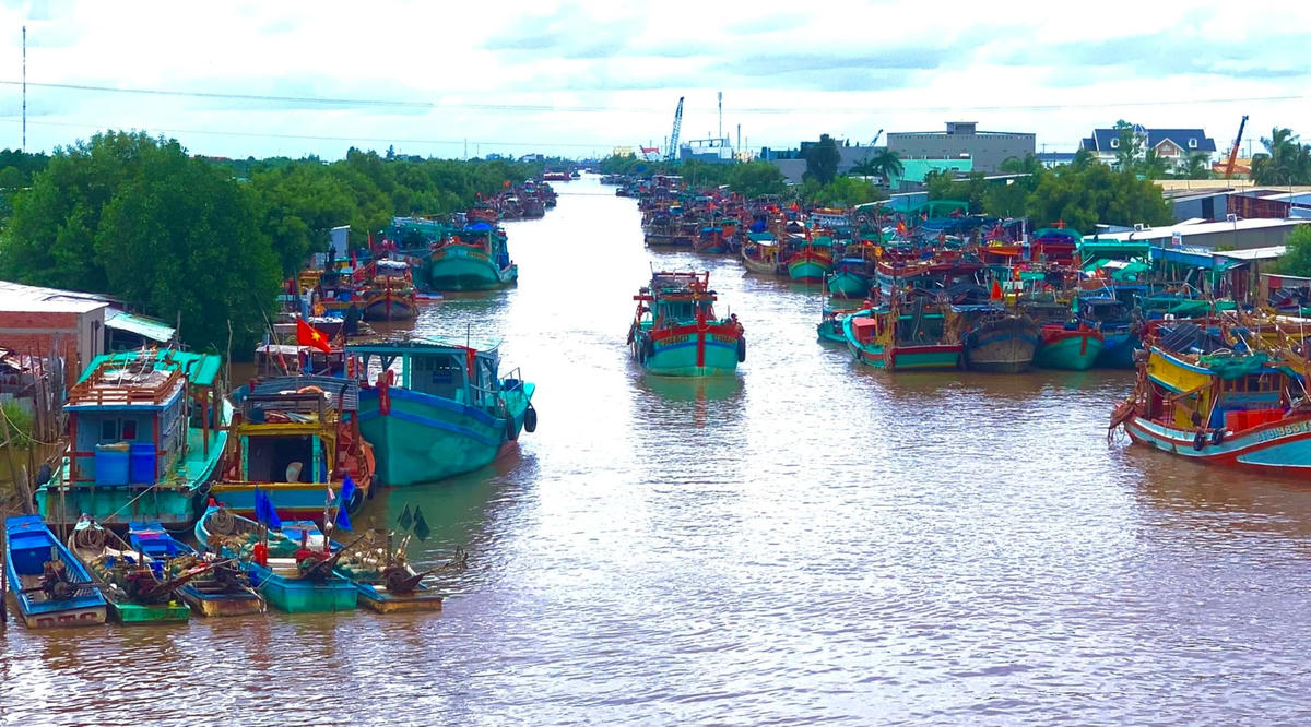 Đội tàu ở cửa biển Nhà Mát, TP Bạc Liêu chuẩn bị vươn khơi đánh bắt đầu năm.