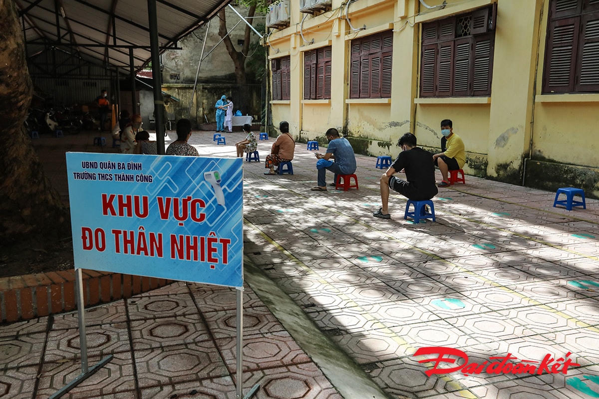 Người dân xếp hàng theo khoảng cách để chờ xét nghiệm.