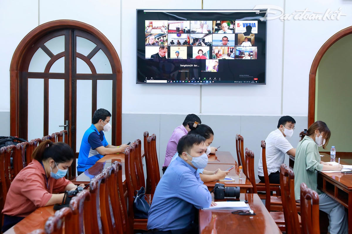 Các đại biểu ở điểm cầu Hà Nội.  Ảnh: Quang Vinh.
