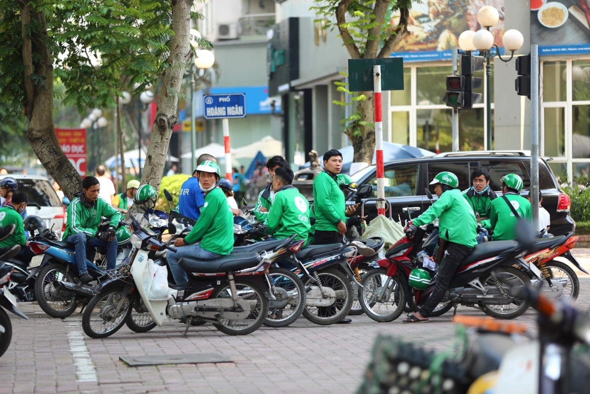 Nhiều cử nhân ra trường chạy grab mưu sinh.