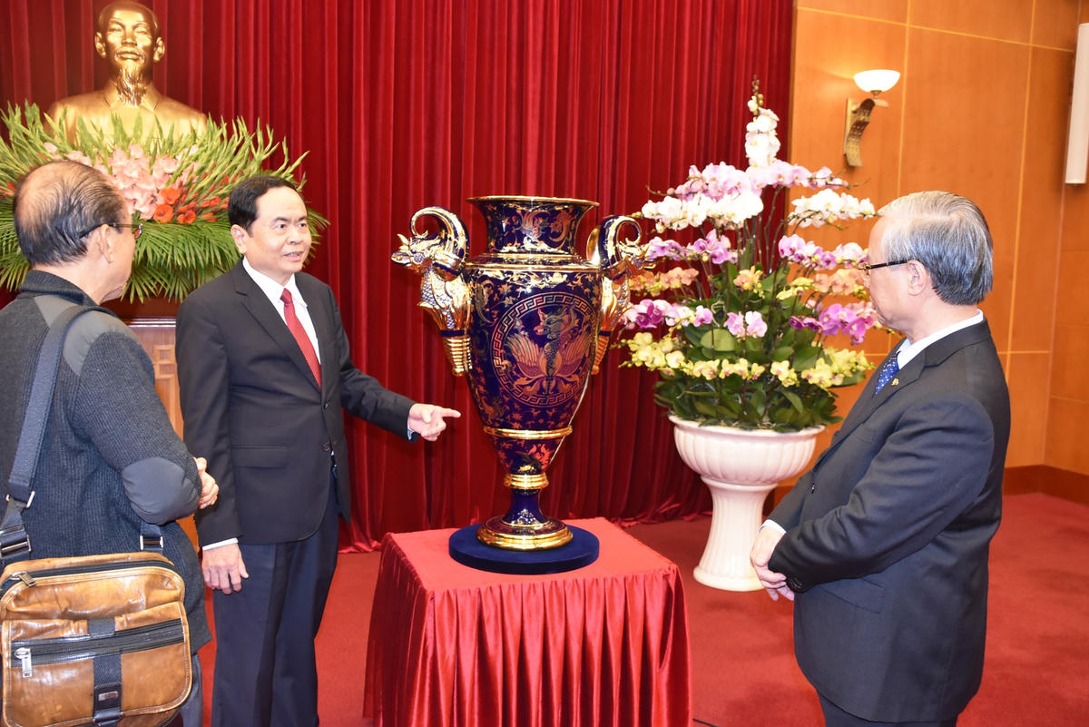 Chủ tịch UBTƯ MTTQ Việt Nam Trần Thanh Mẫn giới thiệu về ý nghĩa "Cúp Lạc Hồng" đến các đại biểu.