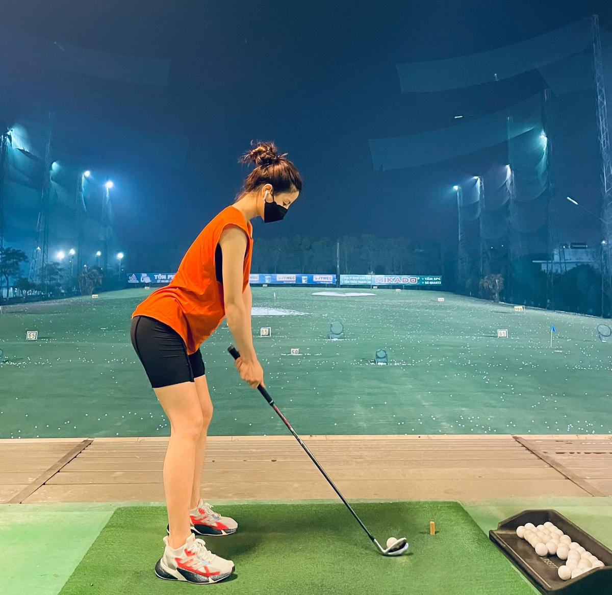 Cô nàng có niềm đam mê với thể thao đặc biệt thường xuyên chia sẻ hình ảnh tại sân tập golf.