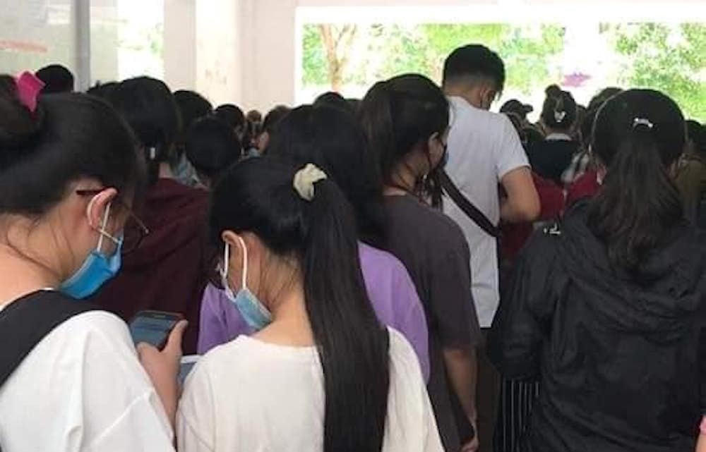 Trường Đại học Vinh tổ chức thi, tụ tập đông người trong mùa dịch Covid-19