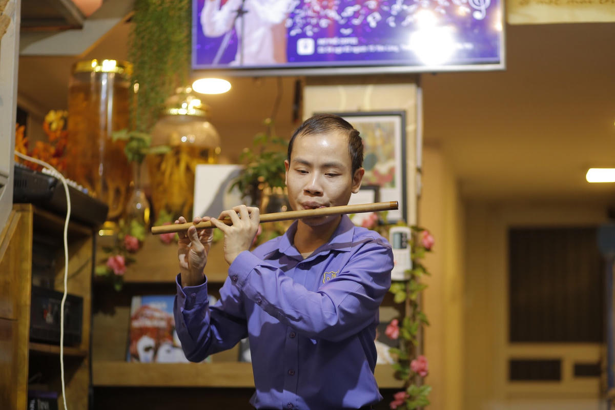 Anh Nguyễn Văn Linh, người chơi sáo trúc của ban nhạc Mơ Phố.