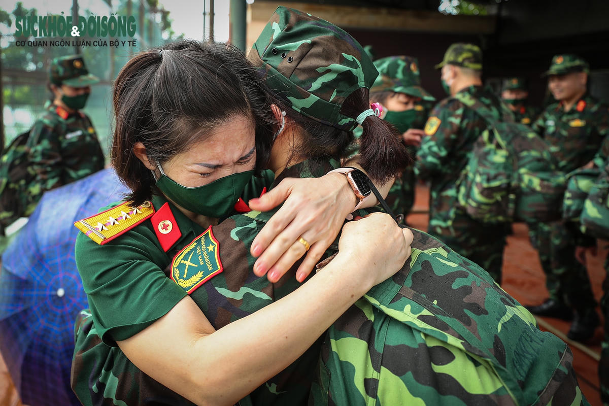 Giây phút xúc động chia tay đồng đội lên đường vào tâm dịch làm nhiệm vụ. Ảnh: N.Thắng.