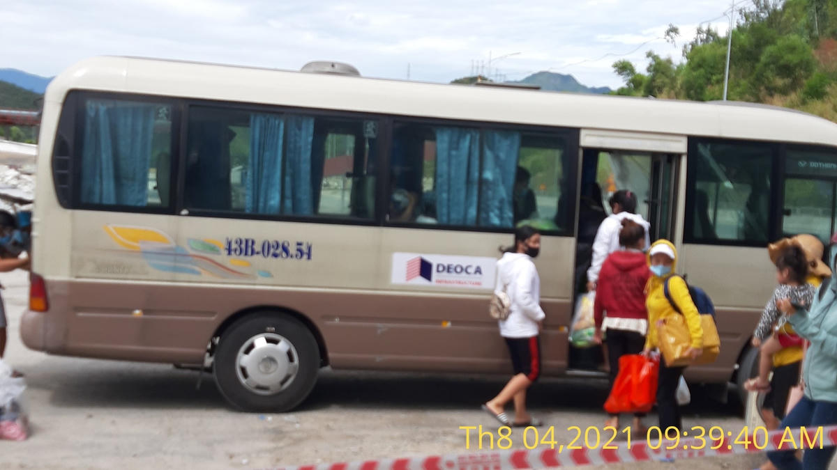 Xe trung chuyển đưa 23 người ở Thừa Thiên - Huế qua hầm Hải Vân về quê. Ảnh CSGT  cung cấp.