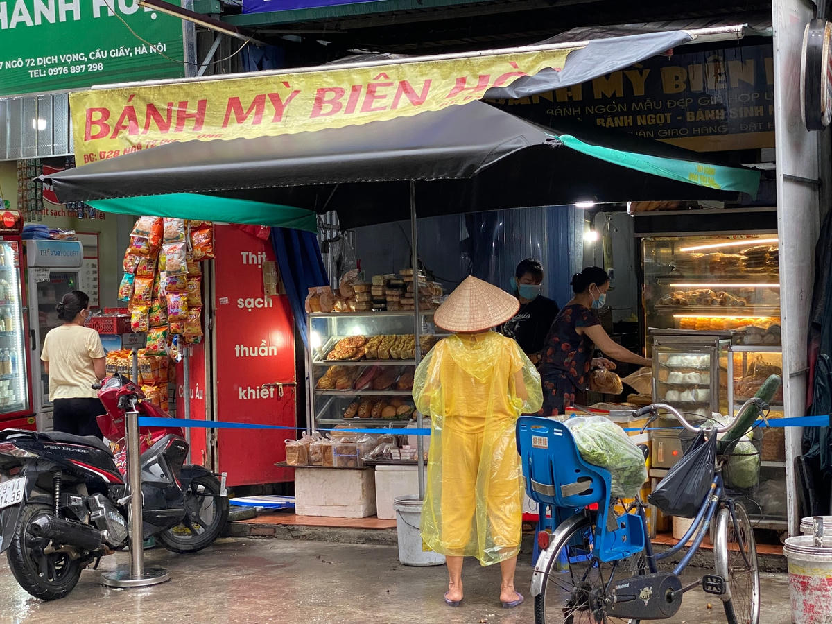 Các cửa hàng được lực lượng chức năng chăng dây, đảm bảo giữ khoảng cách giữa người mua và người bán. 