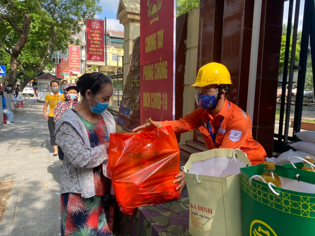 600 phần quà được chuyển tới tay người dân yếu thế trên địa bàn phường Đội Cấn và Ngọc Hà.