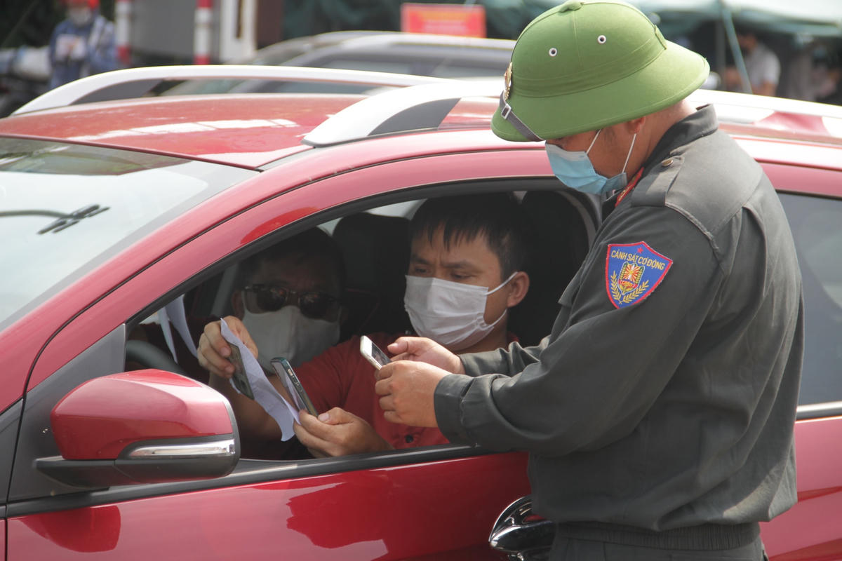 Lực lượng chức năng kiểm tra sát sao các giấy tờ theo quy định, nhất là giấy test âm tính với Covid-19.
