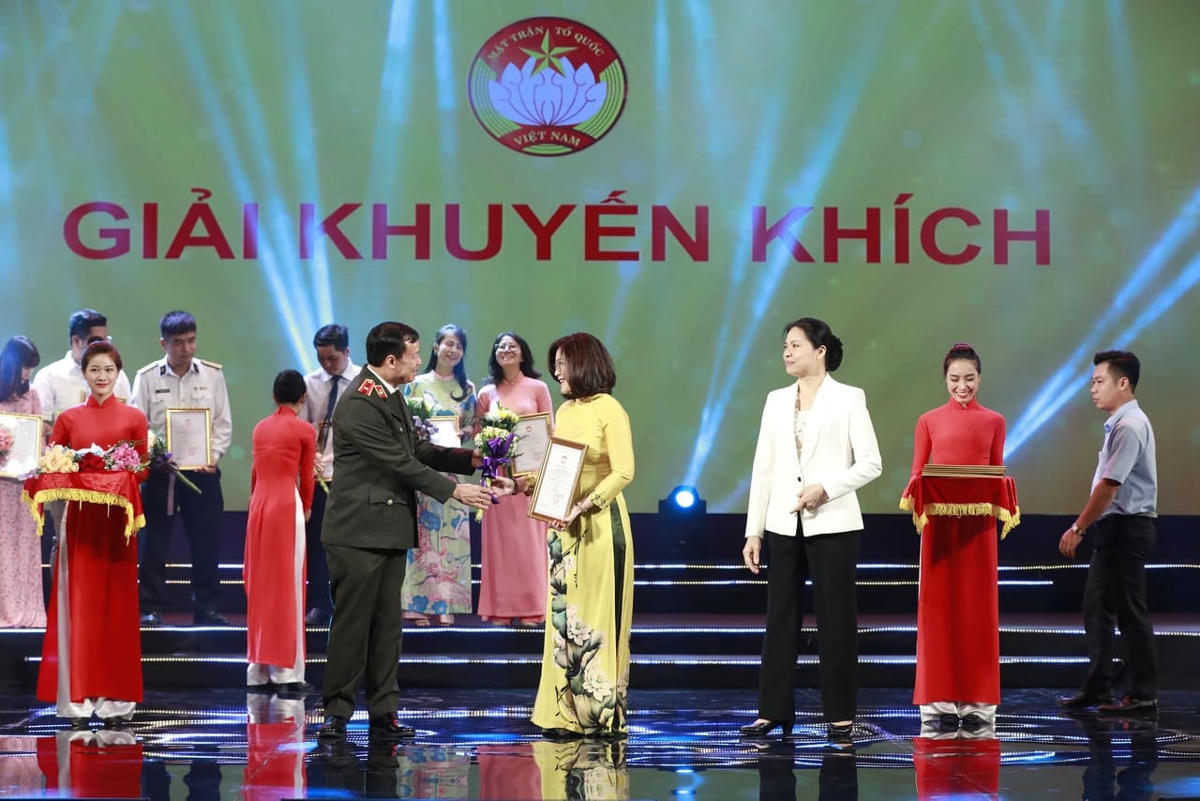 Nhà báo Hoàng Yến, báo Đại Đoàn Kết nhận giải Khuyến khích. 