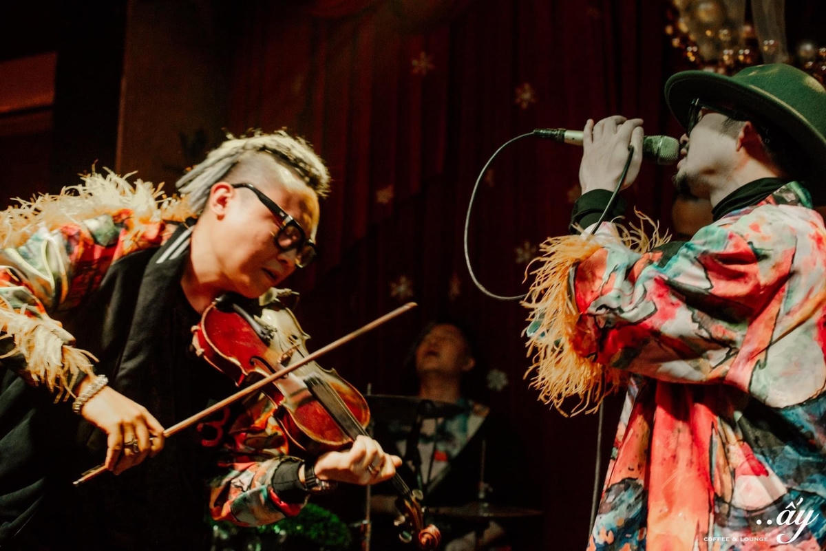 Ca sĩ Hà Lê biều diễn cùng ban nhạc Màu nước.