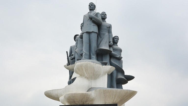 Cụm tượng đài các anh hùng trong khu di tích.