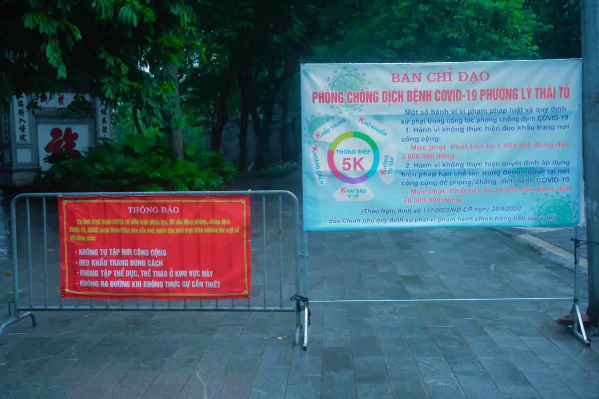 Lực lượng chức năng lập rào chắn tại công viên, nơi công cộng để tránh tụ tập đông người.