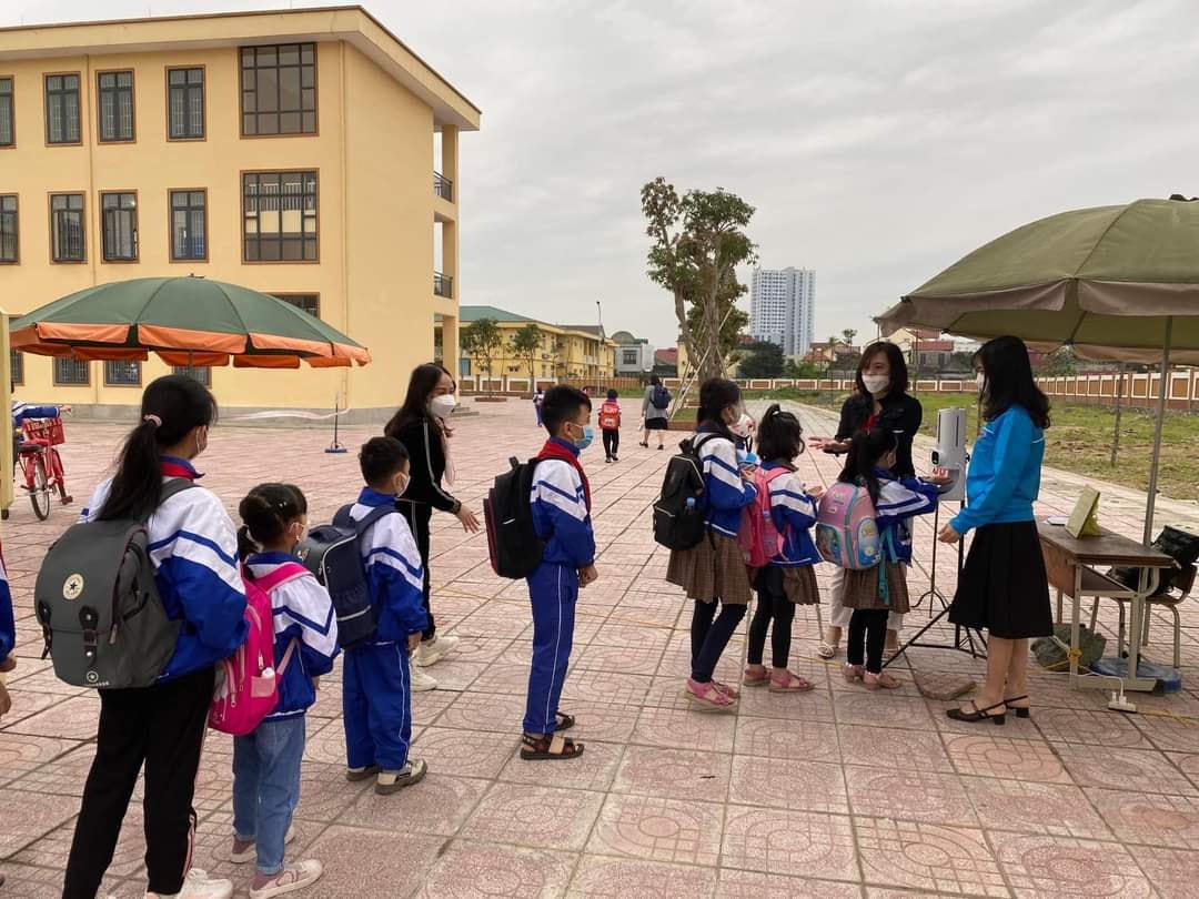 Trong khi đó, tại bậc Tiểu học cũng trở lại trường vào ngày 4/4. Tuy nhiên, do dịch đang phức tạp nên hầu hết các trường Tiểu học tại TP Vinh vẫn chưa cho học sinh học bán trú. Bố mẹ vẫn phải đưa đi đón về cả 2 buổi sáng, chiều.